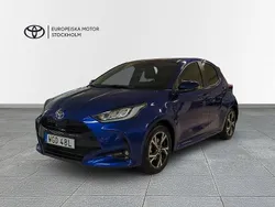 Mörkblå Ny 2025 Toyota Yaris Hybrid Active Halvkombi | 274 800 kr (Marknadspris)