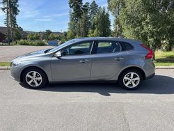 Grå Begagnad 2018 Volvo V40 Kinetic Kombi | 140 000 kr (Marknadspris)