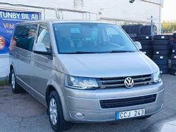 Ljusbrun Begagnad 2013 VW Caravelle Comfortline Minibuss | 149 900 kr (Bra pris)