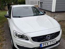 Vit Begagnad 2017 Volvo V60 CC Summum Kombi | 240 000 kr (Marknadspris)