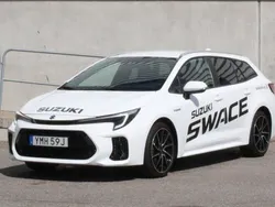Vit Begagnad 2024 Suzuki Swace Kombi | 329 000 kr (Marknadspris)