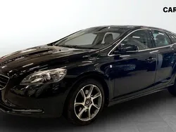 Svart (black) Begagnad 2015 Volvo V40 Momentum Kombi | 134 900 kr (Marknadspris)