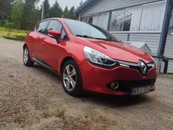 Röd Begagnad 2013 Renault Clio IV Halvkombi | 80 000 kr (Marknadspris)