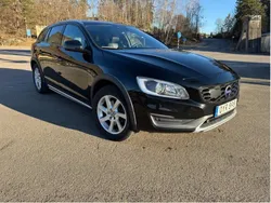 Svart Begagnad 2016 Volvo V60 CC Summum Kombi | 137 000 kr (Lite dyr)
