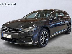 Mörkgrå Begagnad 2021 VW Passat GTE Kombi | 279 900 kr (Marknadspris)