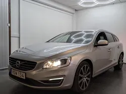 Silver Begagnad 2015 Volvo V60 Summum Kombi | 139 900 kr (Marknadspris)