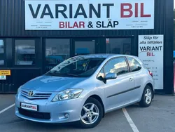 Ljusblå (blå) Begagnad 2010 Toyota Auris Halvkombi | 99 700 kr (Marknadspris)