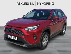 Röd (rödmetallic) Begagnad 2023 Toyota RAV4 Hybrid Active SUV | 409 000 kr (Bra pris)