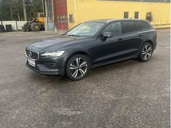 Grå Begagnad 2020 Volvo V60 CC Momentum Kombi | 280 000 kr (Marknadspris)