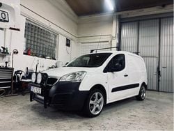 Vit Begagnad 2016 Peugeot Partner Minibuss | 64 999 kr (Marknadspris)