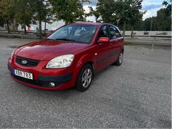 Röd Begagnad 2006 Kia Rio 4 Halvkombi | 34 900 kr (Marknadspris)