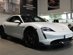 Ljusgrå Begagnad 2023 Porsche Taycan Turbo Cross Turismo Sedan | 1 295 000 kr