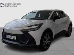Vit Begagnad 2024 Toyota C-HR Style SUV | 339 900 kr (Marknadspris)