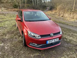 Röd Begagnad 2017 VW Polo Comfortline Halvkombi | 75 000 kr (Superpris)