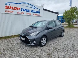 Mörkgrå (grå) Begagnad 2015 Toyota Yaris Hybrid Active Halvkombi | 79 900 kr