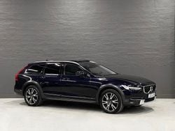 Mörkblå (blå) Begagnad 2019 Volvo V90 CC Momentum Kombi | 299 900 kr (Marknadspris)