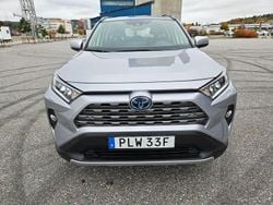 Silver metalic (1d6) Begagnad 2020 Toyota RAV4 Hybrid SUV | 319 000 kr (Marknadspris)