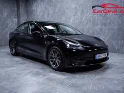 Svart Begagnad 2022 Tesla Model 3 Standard Range Sedan | 269 800 kr (Bra pris)