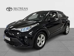 Gråmetallic Begagnad 2025 Toyota C-HR Style SUV | 414 900 kr (Marknadspris)