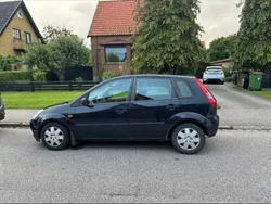 Blå Begagnad 2004 Ford Fiesta Halvkombi | 17 500 kr (Marknadspris)