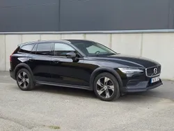 Svart Begagnad 2021 Volvo V60 CC Momentum Kombi | 299 000 kr (Marknadspris)