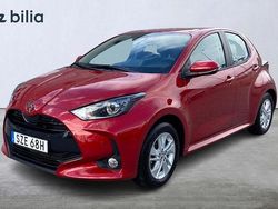 Röd Ny 2025 Toyota Yaris Hybrid Active Halvkombi | 274 800 kr (Marknadspris)