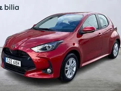 Röd Ny 2025 Toyota Yaris Hybrid Active Halvkombi | 274 800 kr (Marknadspris)