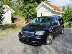 Svart Begagnad 2012 Lancia Voyager Minibuss | 25 000 kr