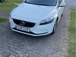 Vit Begagnad 2018 Volvo V40 Kinetic Halvkombi | 149 500 kr (Marknadspris)