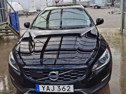Svart Begagnad 2016 Volvo V60 CC Momentum Kombi | 115 000 kr (Marknadspris)