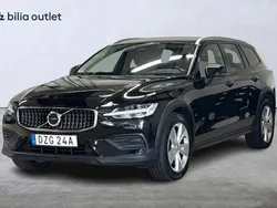 Svart Begagnad 2022 Volvo V60 CC Core Kombi | 309 900 kr (Marknadspris)