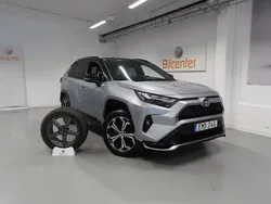 Grå Begagnad 2022 Toyota RAV4 Hybrid Premium SUV | 439 900 kr (Marknadspris)