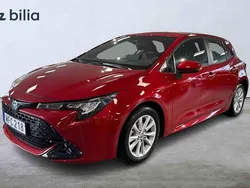 Röd Begagnad 2023 Toyota Corolla Hybrid Halvkombi | 279 800 kr