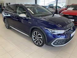 Mörkblå (atlantic blue metallic) Begagnad 2024 VW Golf Alltrack Kombi | 385 000 kr (Marknadspris)