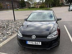 Svart Begagnad 2015 VW Golf VII Halvkombi | 92 900 kr (Marknadspris)