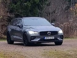 Grå Begagnad 2019 Volvo V60 R-Design Kombi | 319 000 kr (Marknadspris)