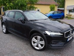 Svart Begagnad 2021 Volvo V60 CC Momentum Kombi | 199 900 kr (Lite dyr)