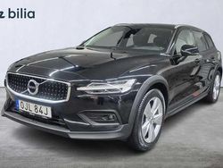 Svart Begagnad 2020 Volvo V60 CC Kombi | 319 000 kr (Marknadspris)