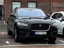 Svart Begagnad 2017 Jaguar F-Pace SUV | 227 500 kr (Marknadspris)