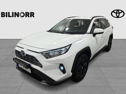 Vit Begagnad 2022 Toyota RAV4 Hybrid Active SUV | 299 900 kr (Marknadspris)