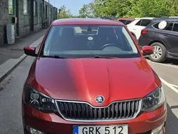 Röd Begagnad 2015 Skoda Fabia Elegance Halvkombi | 74 000 kr (Marknadspris)