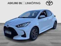 Vit Begagnad 2022 Toyota Yaris Hybrid Active Halvkombi | 214 000 kr (Marknadspris)