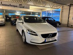 Vit Begagnad 2016 Volvo V40 Kinetic Halvkombi | 144 900 kr (Marknadspris)
