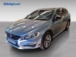 Blå Begagnad 2018 Volvo V60 CC Standard Kombi | 229 900 kr (Marknadspris)