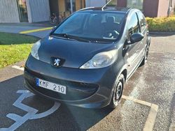 Grå Begagnad 2009 Peugeot 107 Halvkombi | 22 000 kr (Lite dyr)