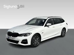Vit Begagnad 2022 BMW 330e Shadowline Kombi | 349 500 kr (Marknadspris)