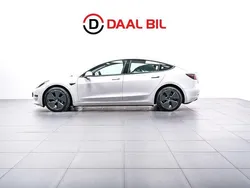 Vit Begagnad 2021 Tesla Model 3 Long Range Sedan | 338 700 kr (Marknadspris)