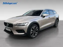 Grå Begagnad 2024 Volvo V60 CC Plus Kombi | 464 900 kr (Marknadspris)
