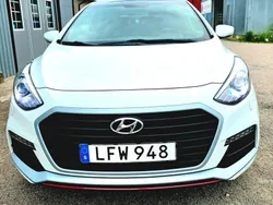 Vit Begagnad 2016 Hyundai i30 Premium Halvkombi | 129 500 kr (Marknadspris)
