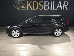 Svart Begagnad 2020 Volvo V60 CC Momentum Kombi | 229 800 kr (Marknadspris)